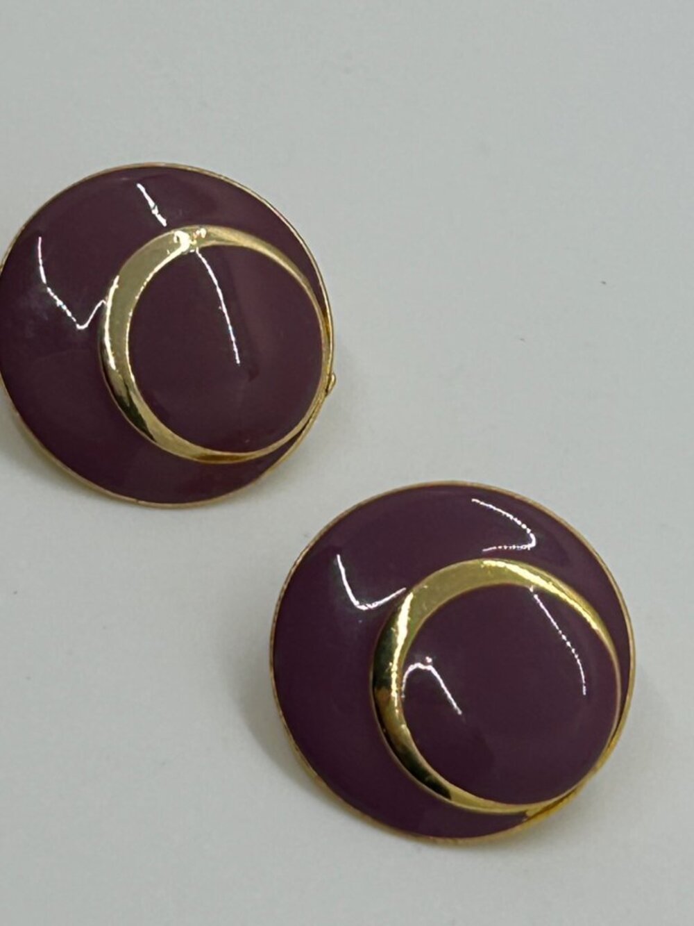Vintage 1980s Mauve Purple Enamel & Gold Tone Round Clip-On Earrings - Picture 9 of 11